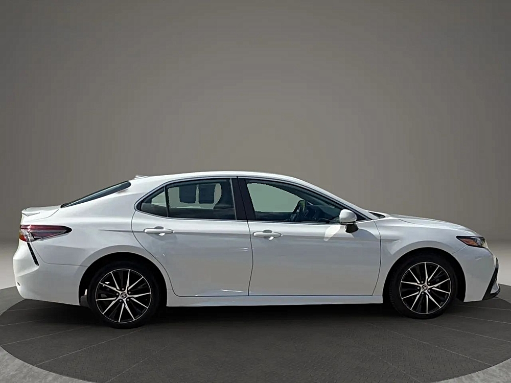 2022 Toyota Camry SE - Photo 8